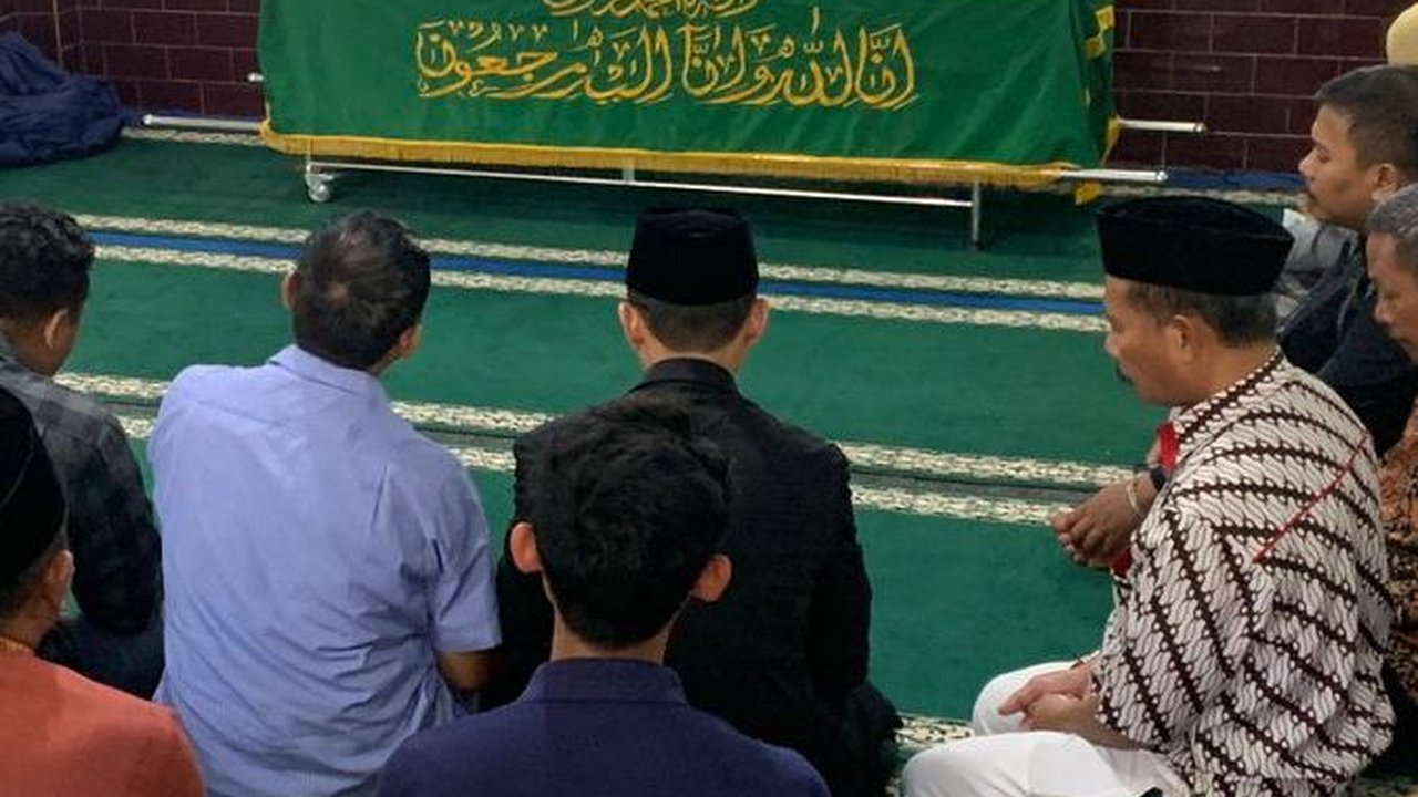 Tangis Ibu Mahasiswa UI yang Dibunuh Senior Pecah di Pusara Anaknya