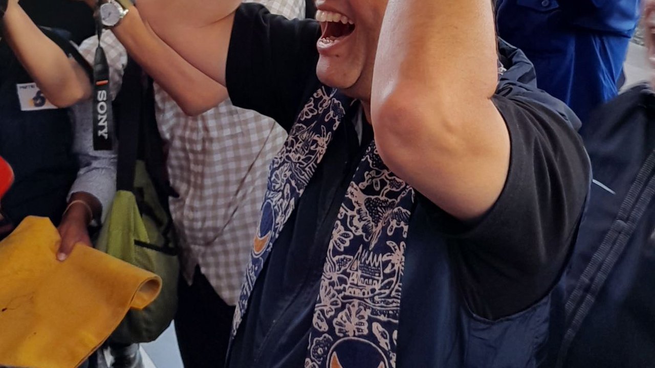 Tawa Lepas Anies Baswedan Disambut Warga di Bandara Sumbar, Peci Hitam Diganti Deta