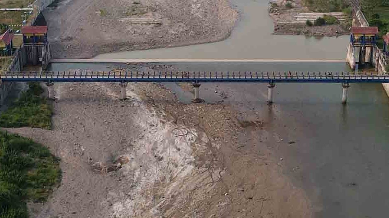 FOTO: Dampak Nyata El Nino, Bendung Cipamingkis di Bogor Mengering