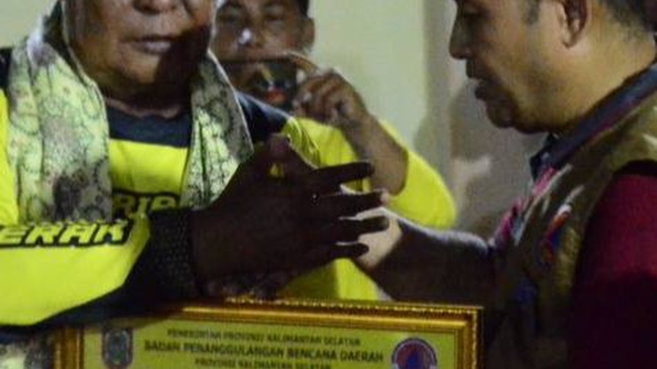 Lanjutkan Turdes, Gubernur Kalsel Bagikan Bantuan hingga Pasang Paving Block