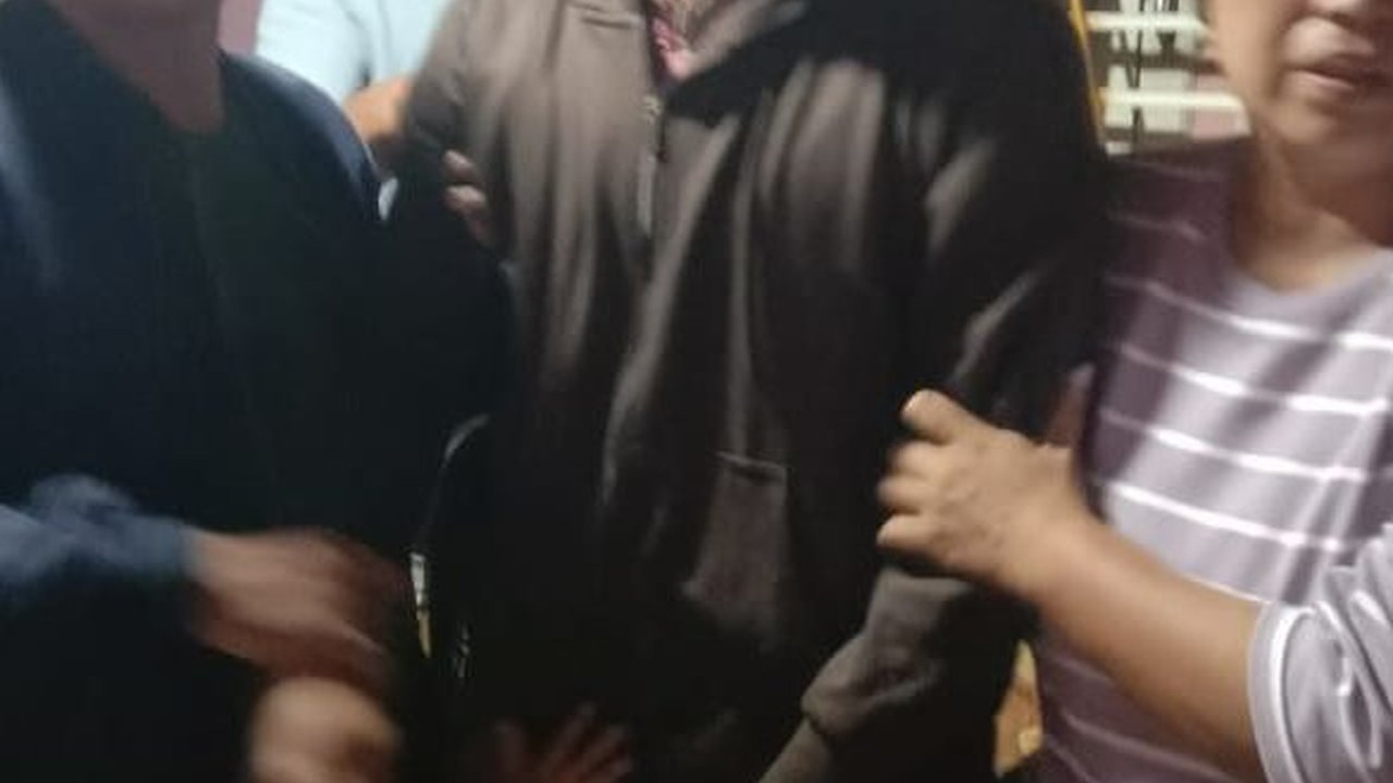 Tampang Pelaku Ketapel Guru di Bengkulu Serahkan Diri ke Polisi, Diiringi Isak Tangis Keluarga