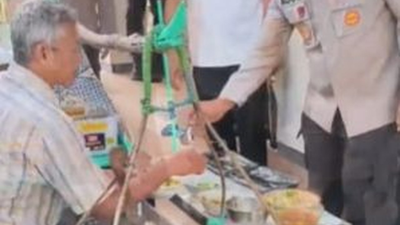 Gagah Berseragam, Jenderal Bintang 3 Polri Jalan Kaki Demi Sarapan Menu Khas Kampung Halaman