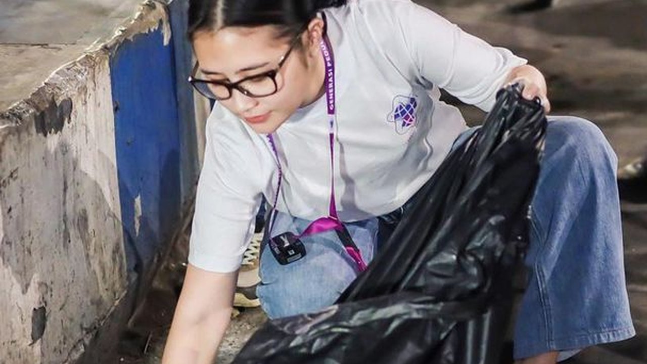 Potret Prilly Latuconsina Pungut Sampah usai Jember Fashion Carnaval 2023, Ada Misi Besar di Baliknya