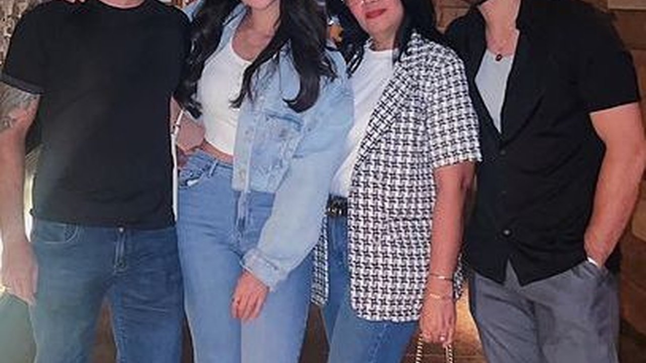 Dapat Kado Spesial dari Sang Ayah, Intip Potret Kebersamaan Bryan Domani Bareng Keluarganya