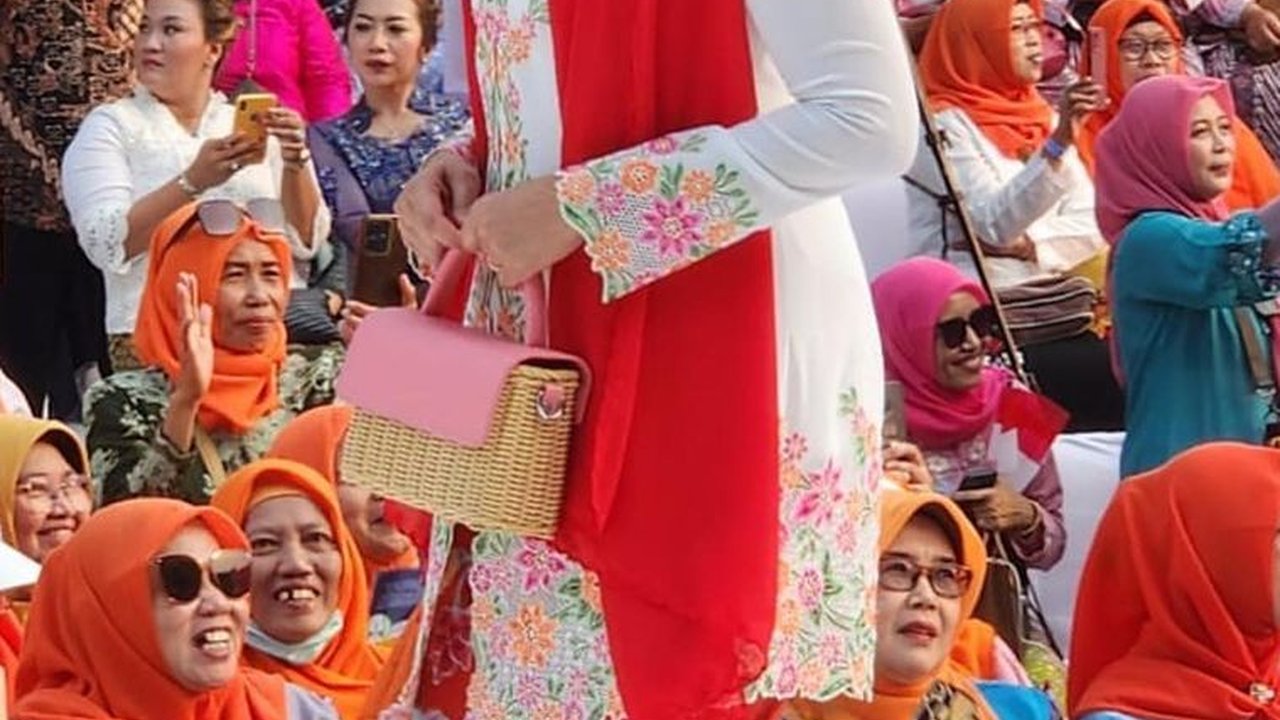 Anggunnya Sri Mulyani Berkebaya, Jadi Peragawati Lenggak Lenggok Depan Istana