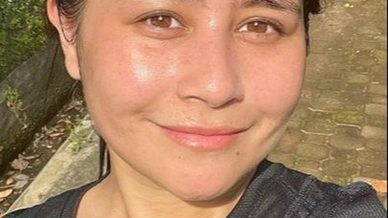 14 Potret Artis tanpa Makeup yang Justru Tambah Glowing