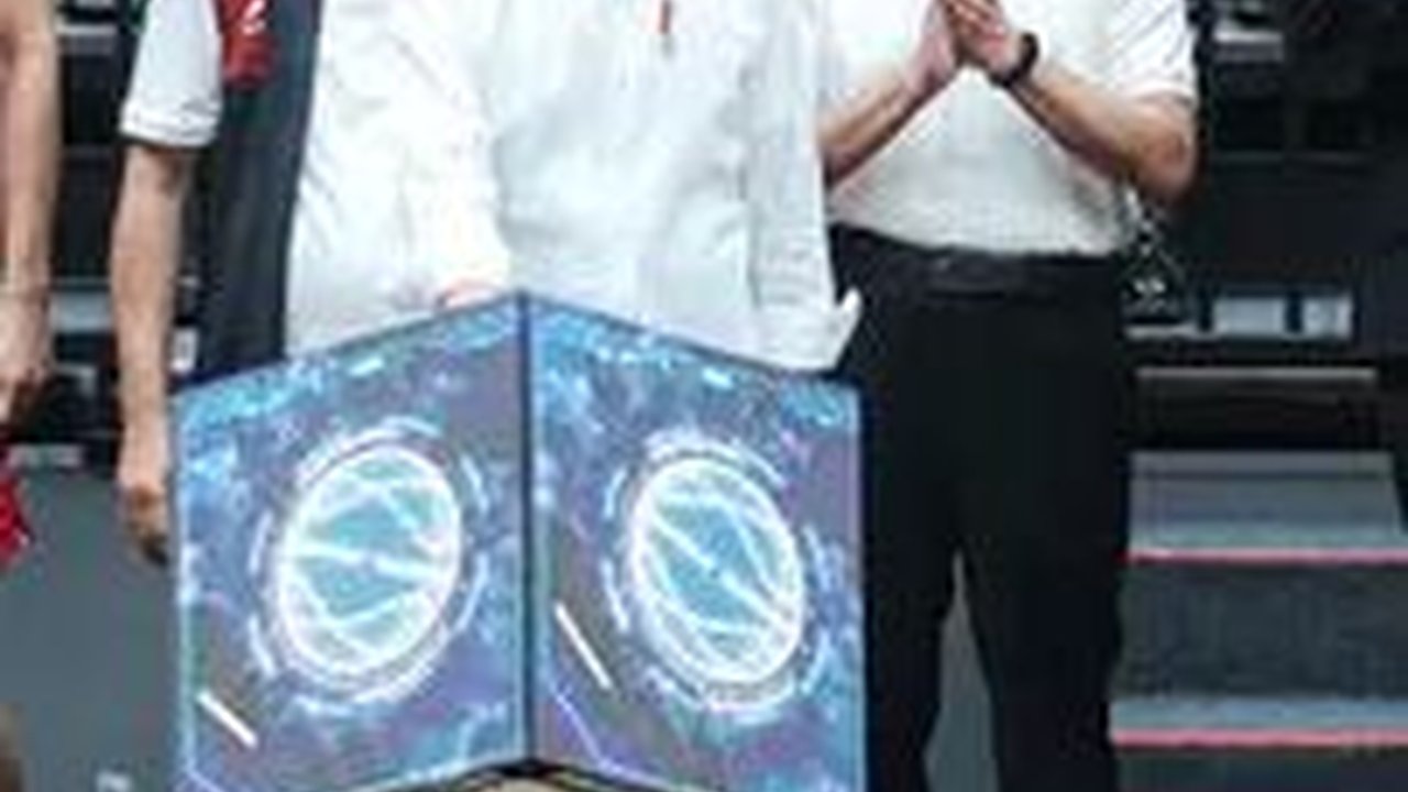 Menteri Basuki Manggung Jadi Drummer Band Cokelat Bikin Jokowi Senyum-Senyum