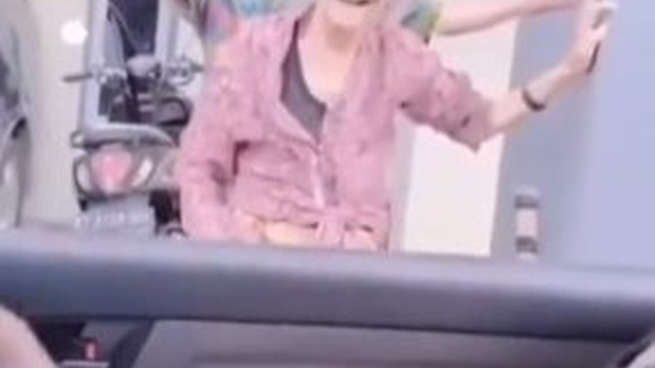 Terbiasa Bersama, Momen Kakek Ini Ikhlaskan Belahan Jiwa di Pemakaman Tuai Haru