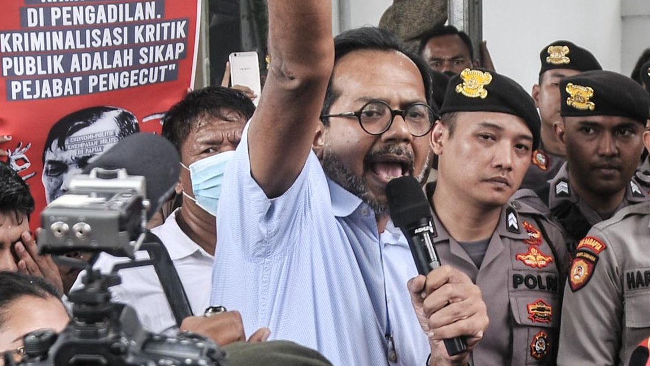 VIDEO: Pengacara Cecar Jenderal TNI Soal Luhut Ancaman Negara, Haris Azhar Tertawa