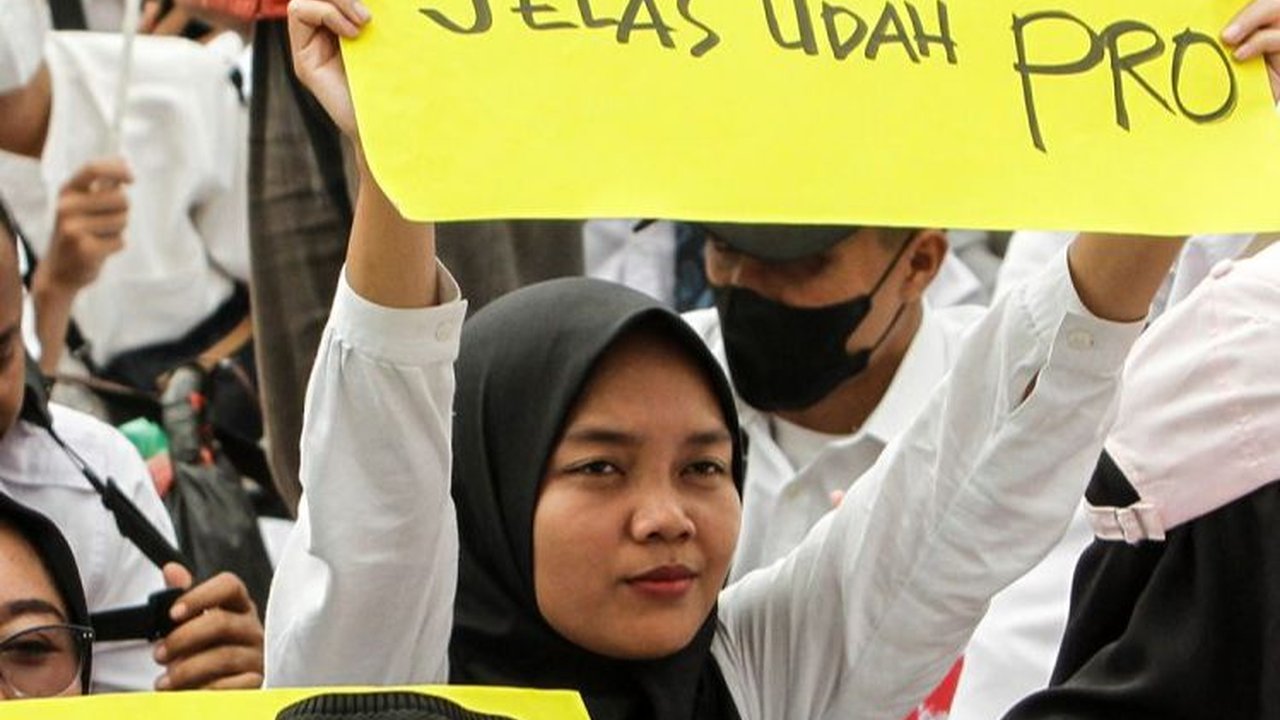 FOTO: Massa Tenaga Honorer Geruduk DPR Tuntut Diangkat Jadi ASN