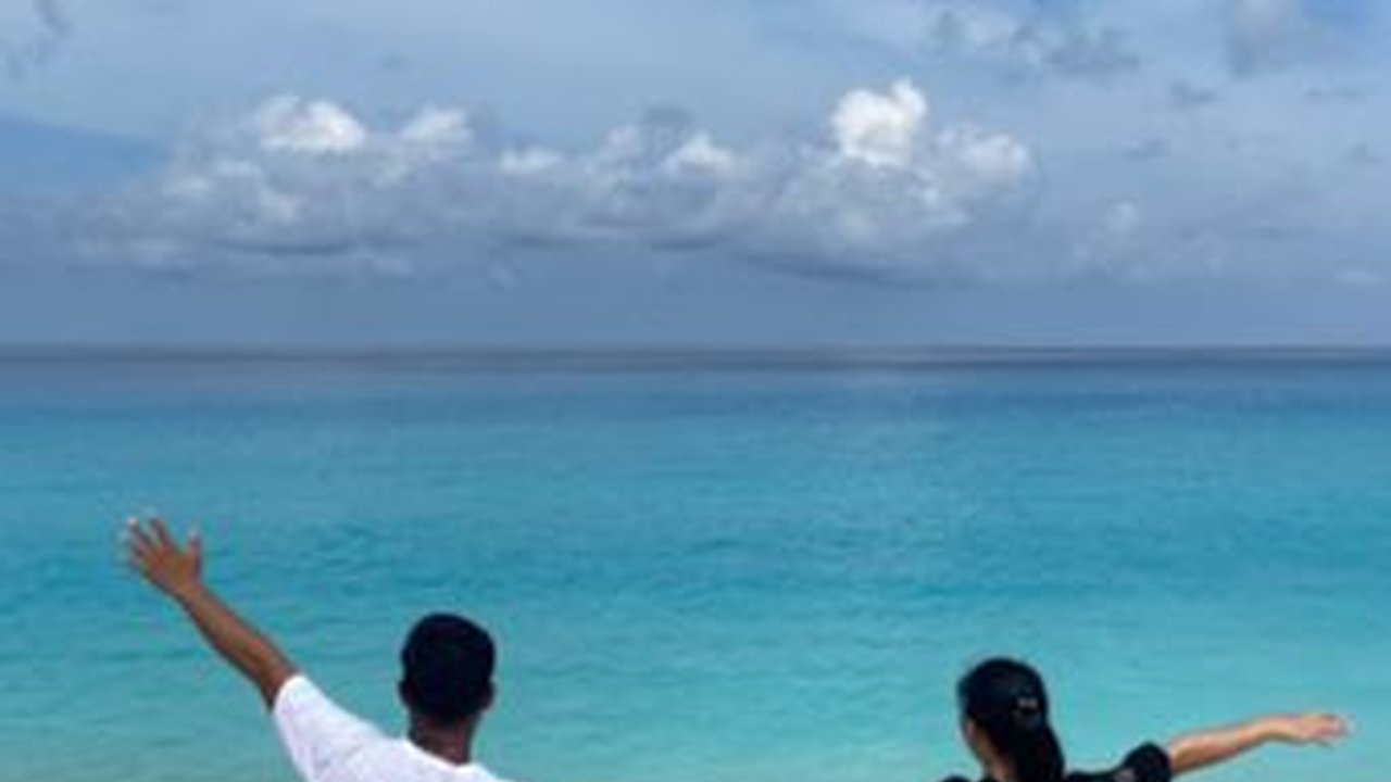 Menilik Pesona Pantai Lamolo, Menawarkan Keindahan Layaknya Laut Maladewa