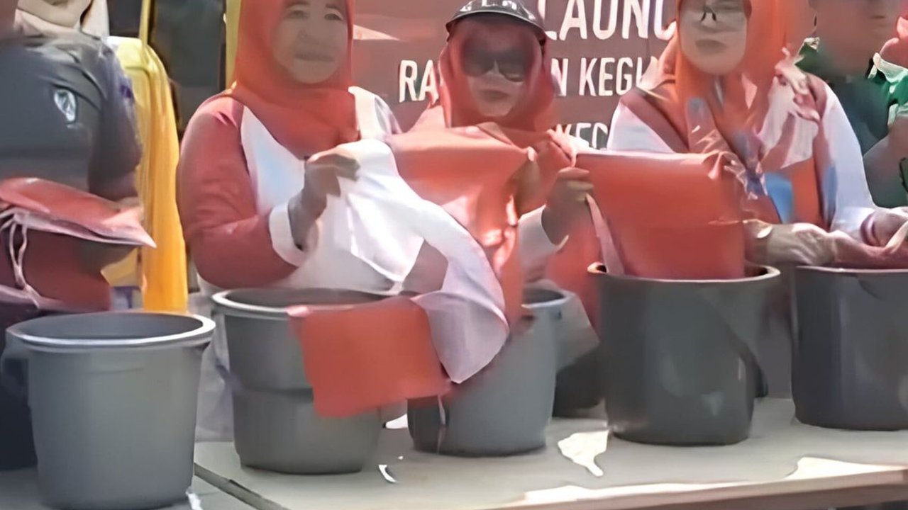 Cuci Bendera di Ember Jadi Tradisi Warga Cipondoh Sambut HUT RI, Ini Maknanya