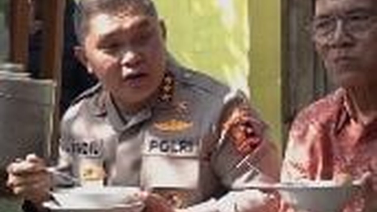Jenderal Polisi Ngebakso Bareng Pak RT, Segerobak Diborong Warga Makan Gratis