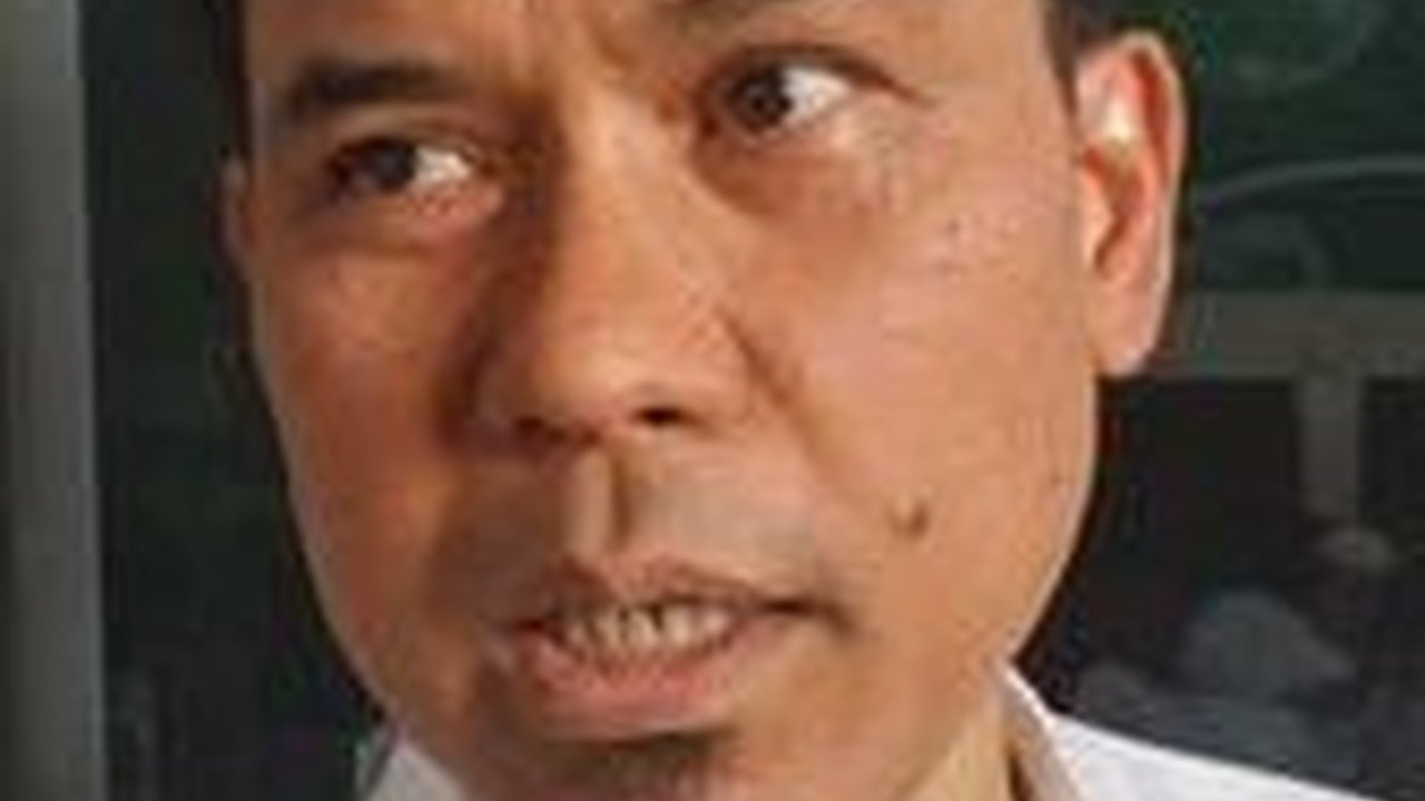 Momen Munarman eks Sekjen FPI Baca Ikrar Setia ke NKRI, Lilitkan Bendera di Kepala