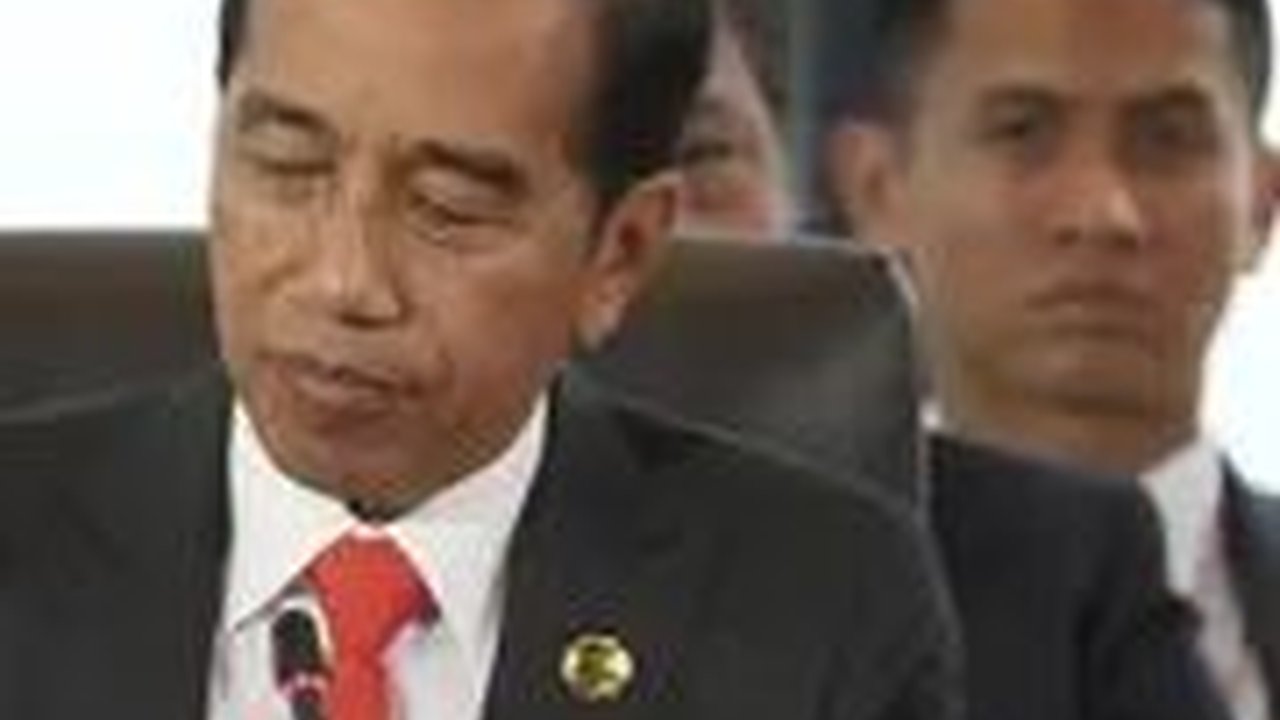 Momen Hangat Jokowi Ajak Dubes ASEAN Jajal MRT, Penuh Canda & Selfie Bareng