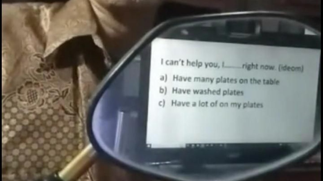 Tak Punya Peralatan Memadai, Aksi Pak Dadang Mengajar Bahasa Inggris dengan Kaca Spion Ini Viral