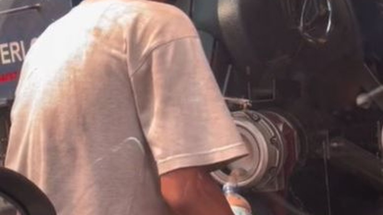 Terciduk Ambil Bensin Langsung dari Truk Tangki, Aksi Pria Ini Viral