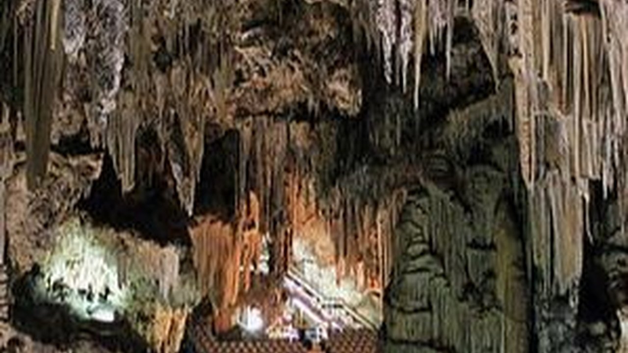 Lukisan Gua Berusia 7.500 Tahun Bergambar Manusia Prasejarah Jago Memanjat Tali