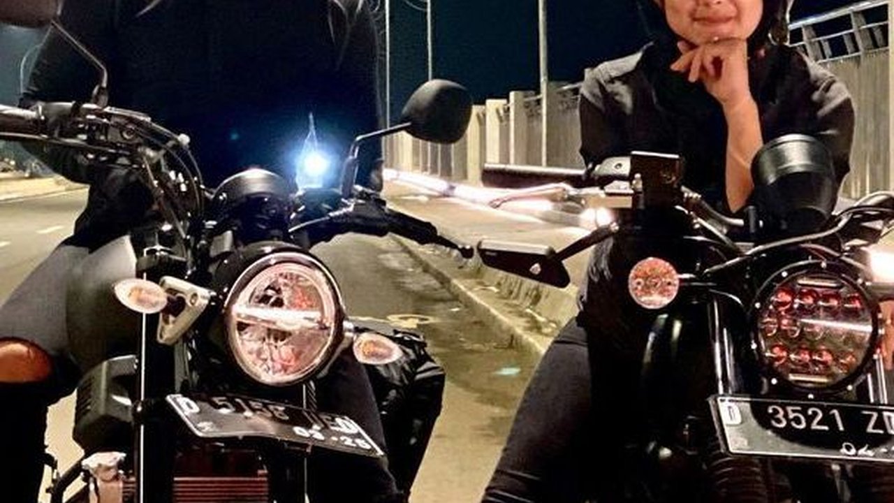 Kendarai Motor di Jalan Terjal Bupati Ganteng 'Artis' Seketika Jatuh, Istrinya Was-Was