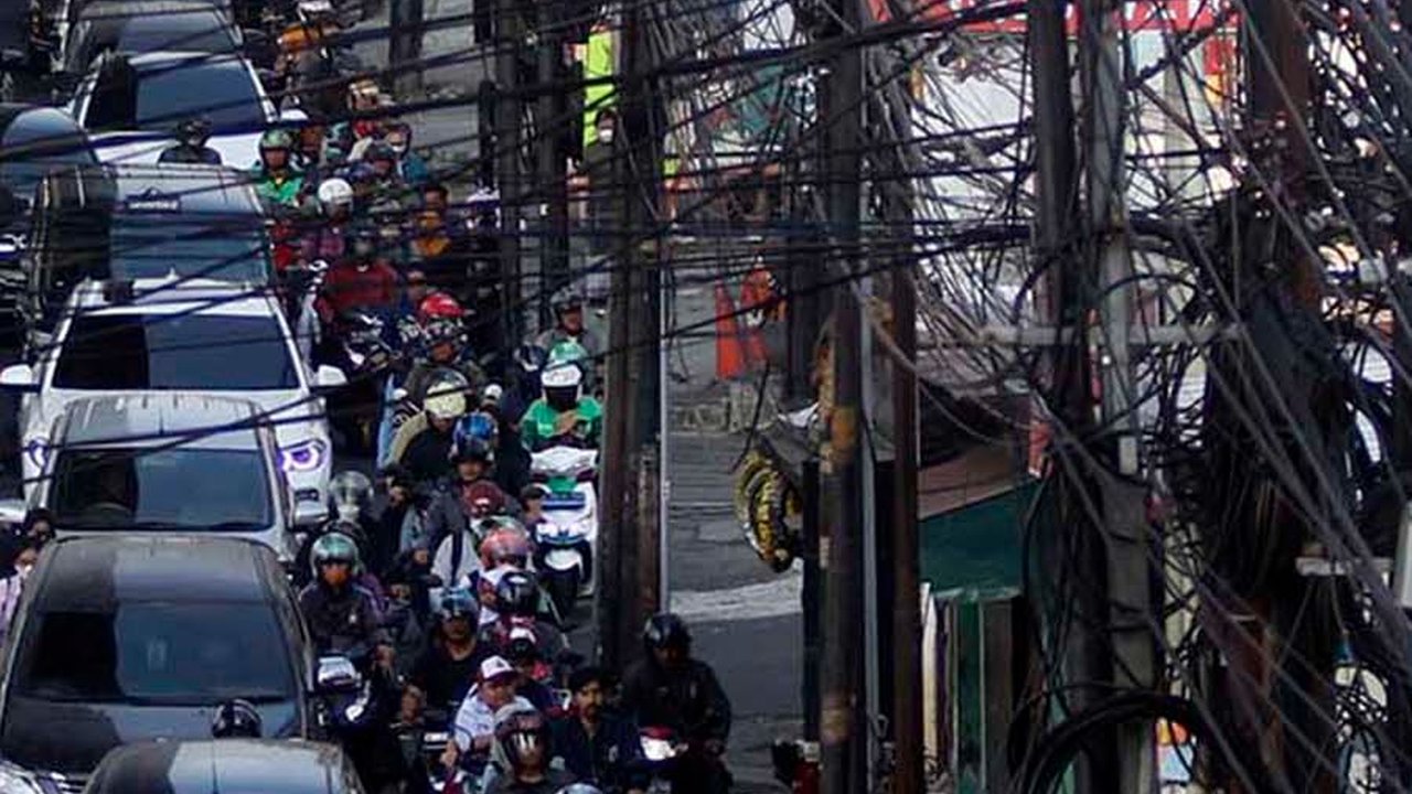 FOTO: Pemprov DKI Ancam Gunting Kabel Semrawut yang Tak Dibenahi