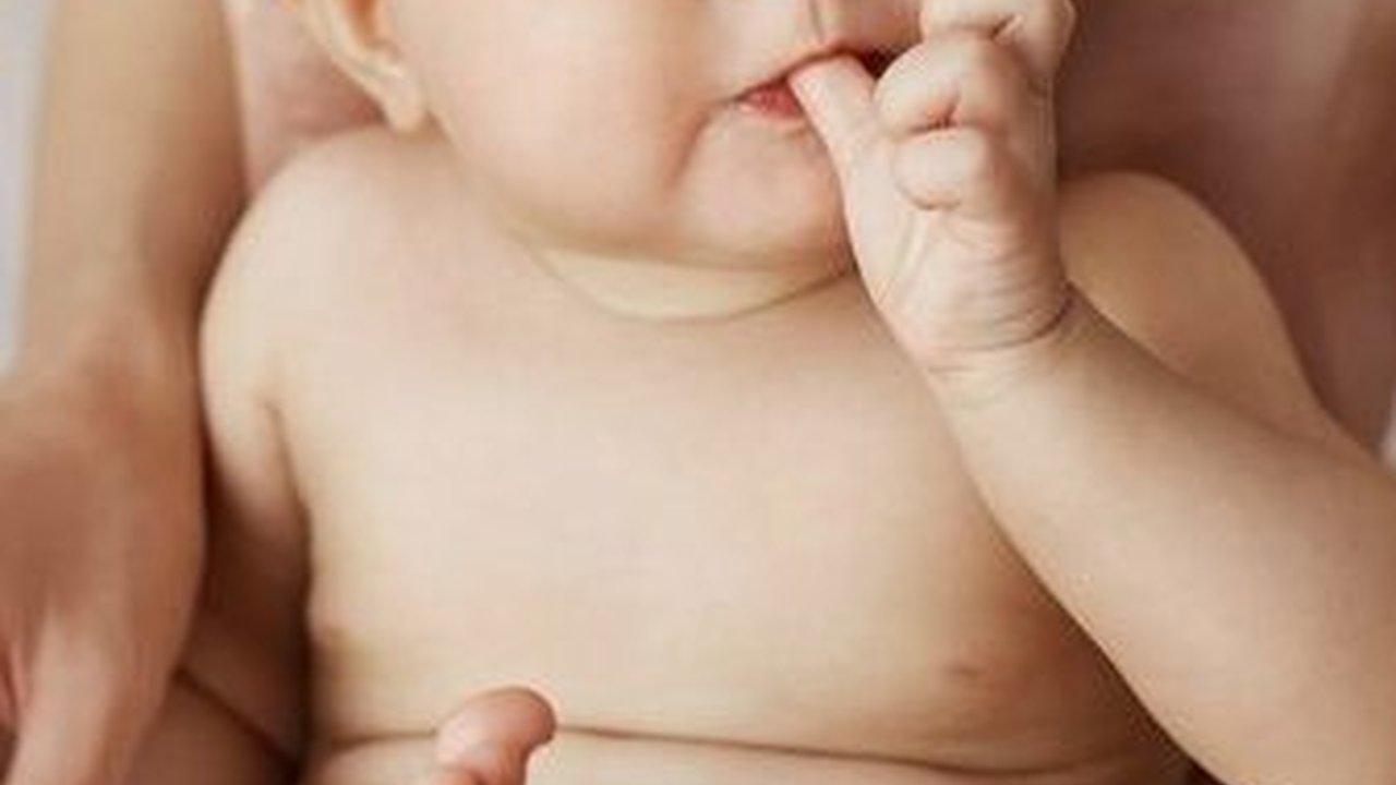 Bisakah Skin to Skin Membantu Turunkan Demam pada Bayi?
