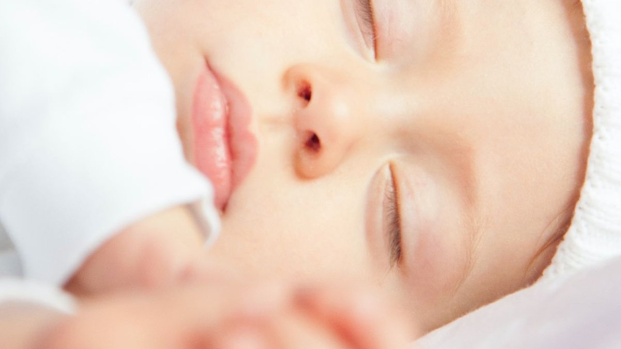 Kapan Anak Perlu Mulai Dibiasakan Tidur Sendiri dan Bagaimana Memulainya?