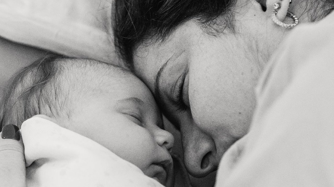 Masih Menyusui Bayi, Ini Cara bagi Ibu agar Bisa Tidur Cukup