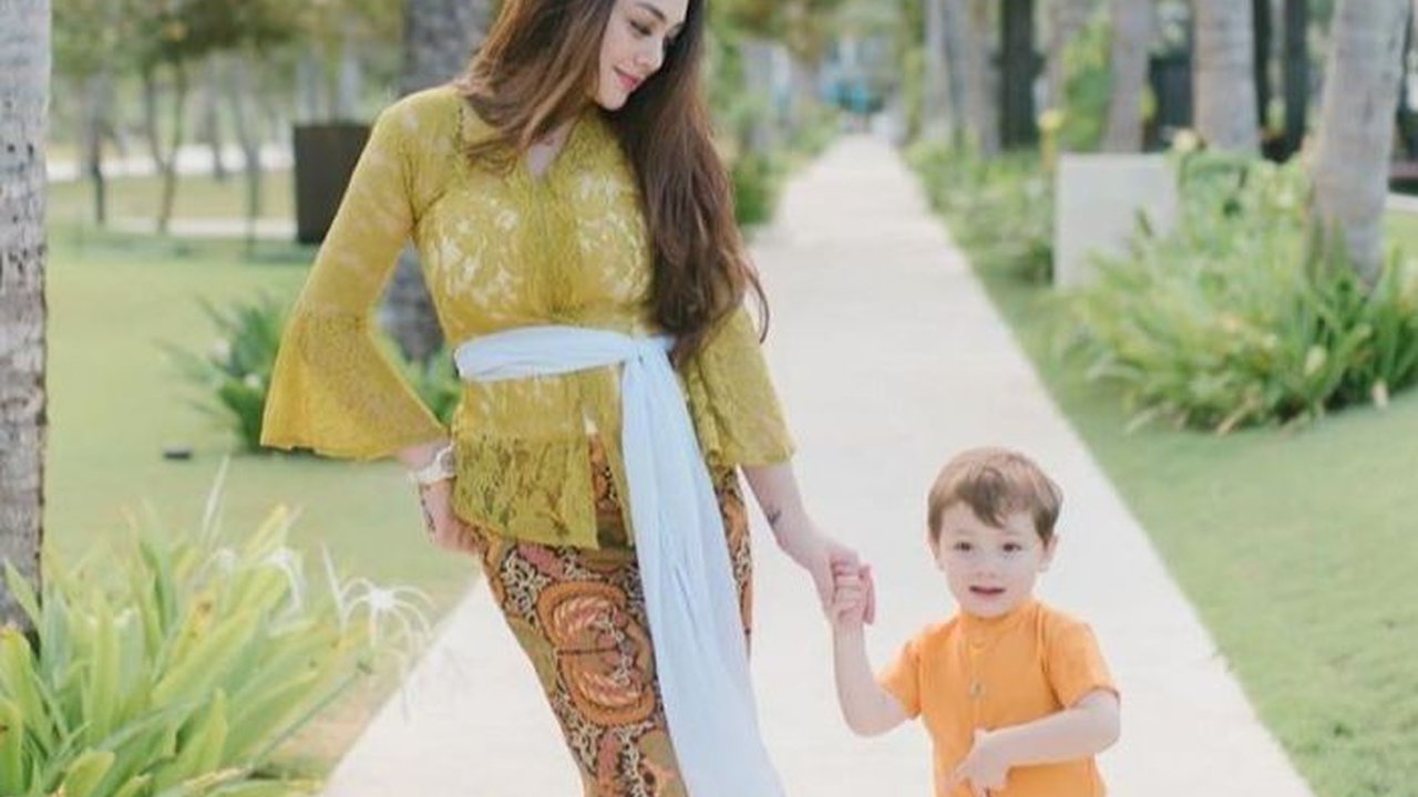 7 Baju Adat untuk 17 Agustus Simpel dan Nyaman Inspirasi Anak Artis