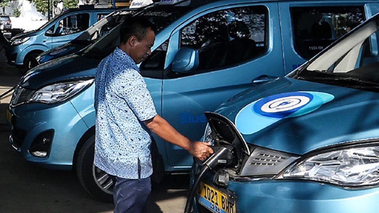 FOTO: Mengintip Stasiun Pengisian Daya Taksi Listrik di Markas Blue Bird