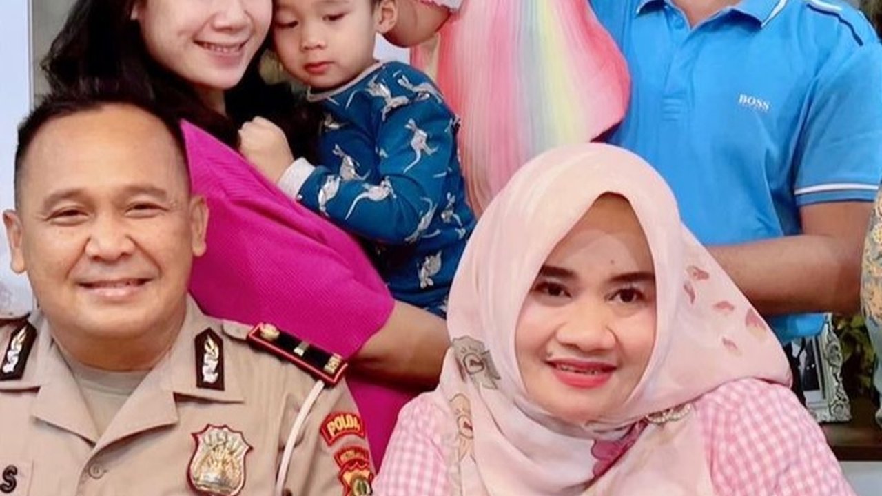 Jarang Tersorot, Intip Potret Kedekatan Puput Nastiti dengan Ayahnya yang Polisi