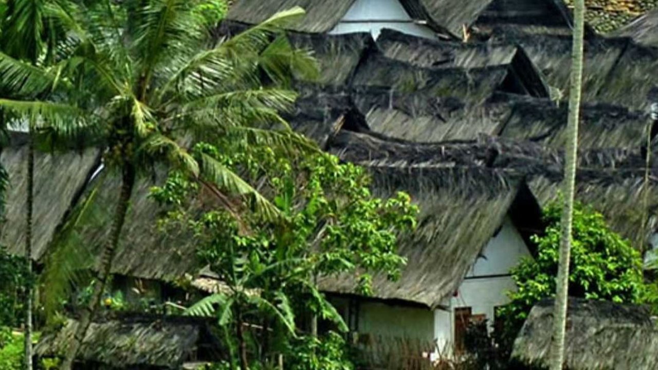 Mempelajari Filosofi Arsitektur Tradisional Kampung Dukuh Jawa Barat