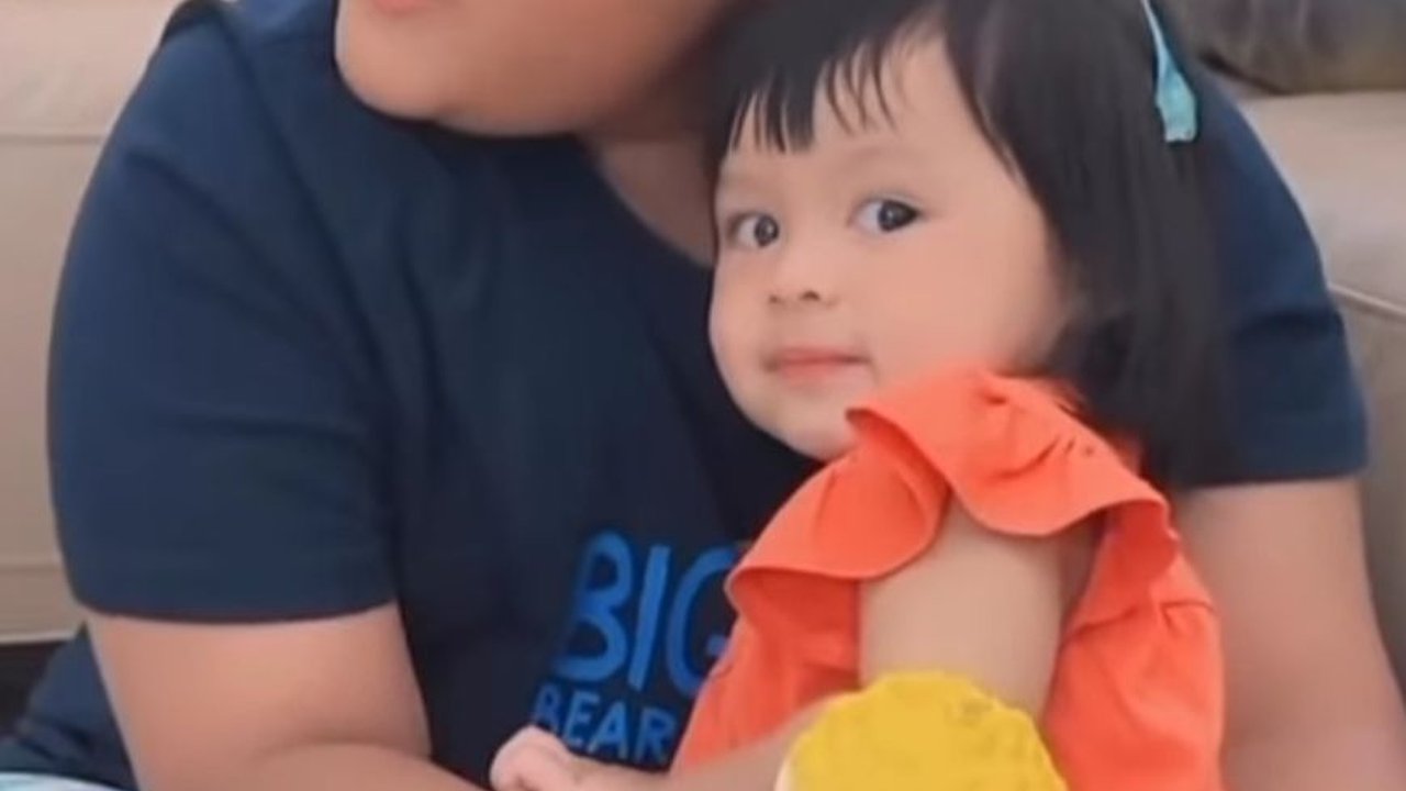 Momen Lucu Kellen Putra Kris Dayanti dan Raul Lemos Gendong Ameena, Ekspresinya Gemesin Banget!
