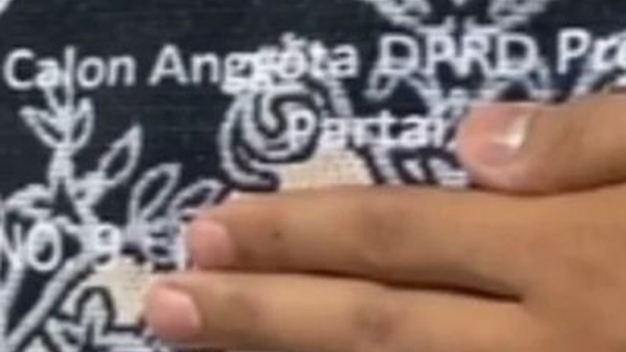 Bikin Geleng-Geleng Caleg Jadikan Sajadah Alat Kampanye, Tulis Nama & Partai di Bagian Kepala Tempat Sujud