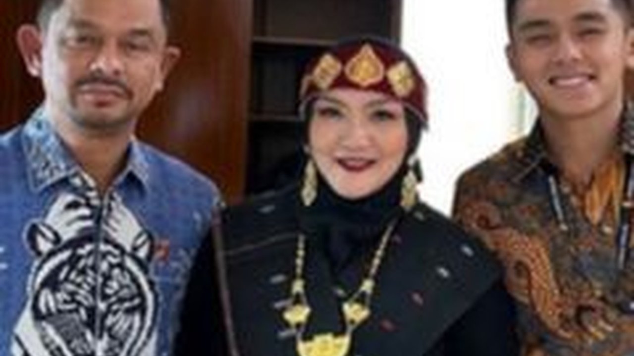 Senyum Manis Ipda Bima Mukti Anak Jenderal Polisi Pose Bareng Orangtua, Kompak Pakai Batik sama Sang Ayah, Ibunya Berbaju Adat