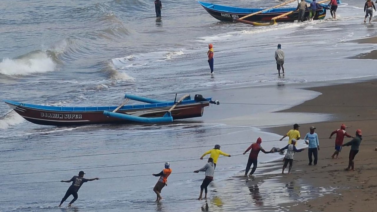 FOTO: Fenomena El Nino Membawa Berkah Bagi Nelayan Jaring Tarik di Trenggalek