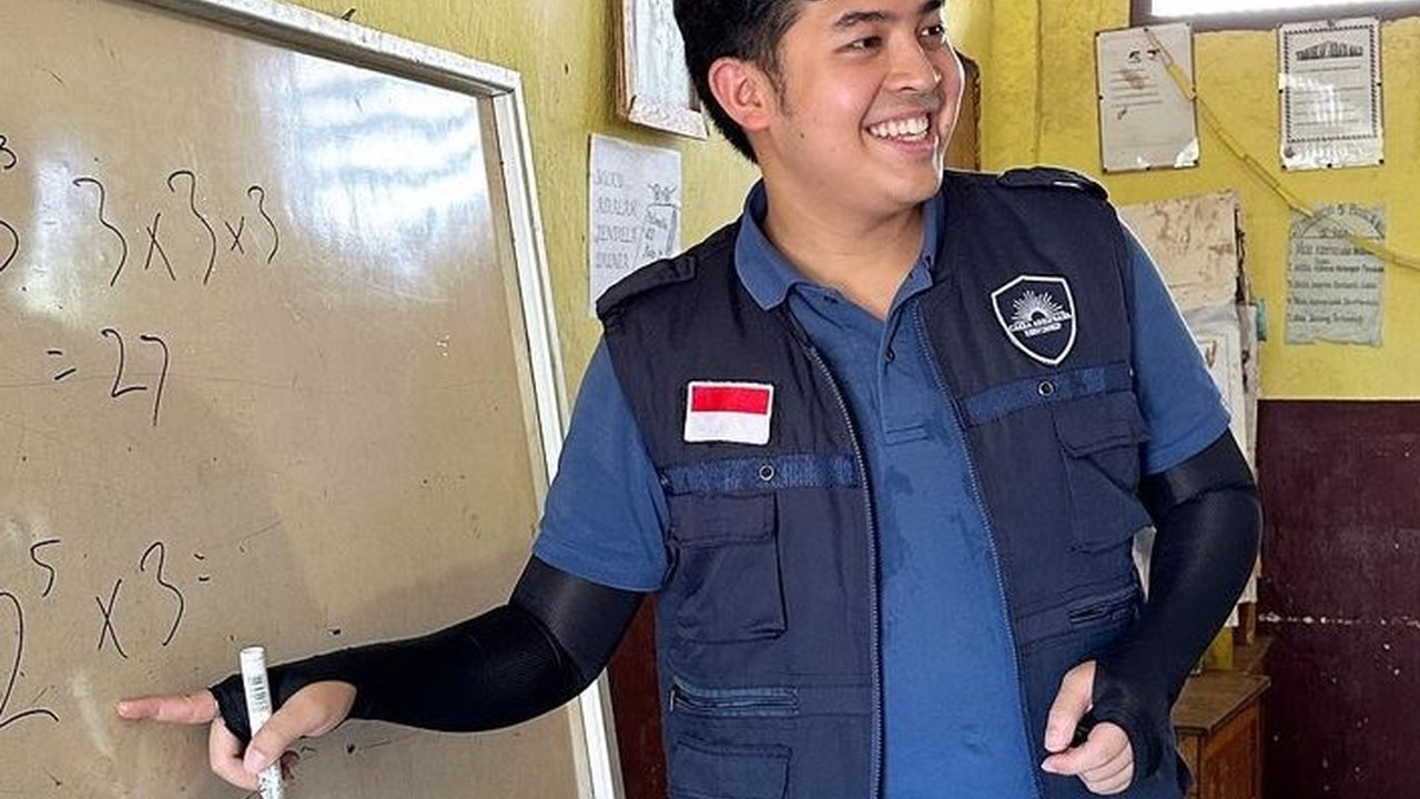 Bagikan 300 Pasang Sepatu, Intip Momen Jerome Polin Jadi Guru di Lembata