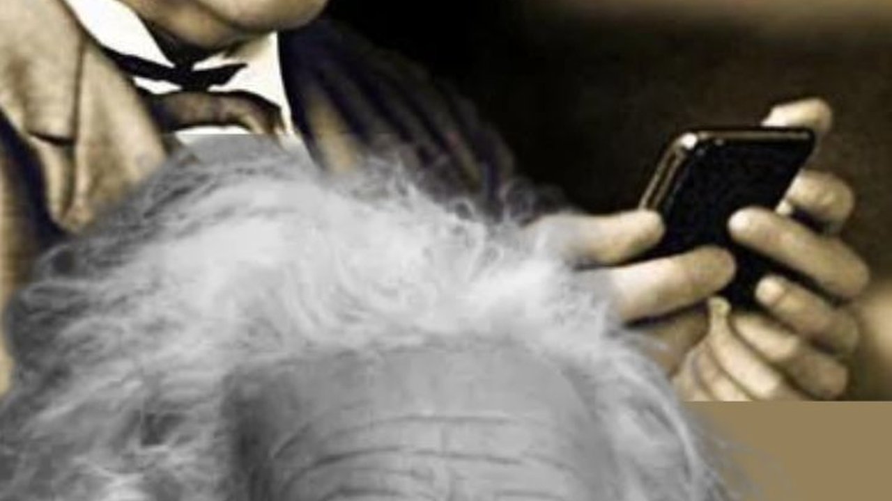 Begini Wajah Serius Einstein Kalau Lagi Pegang HP Versi AI
