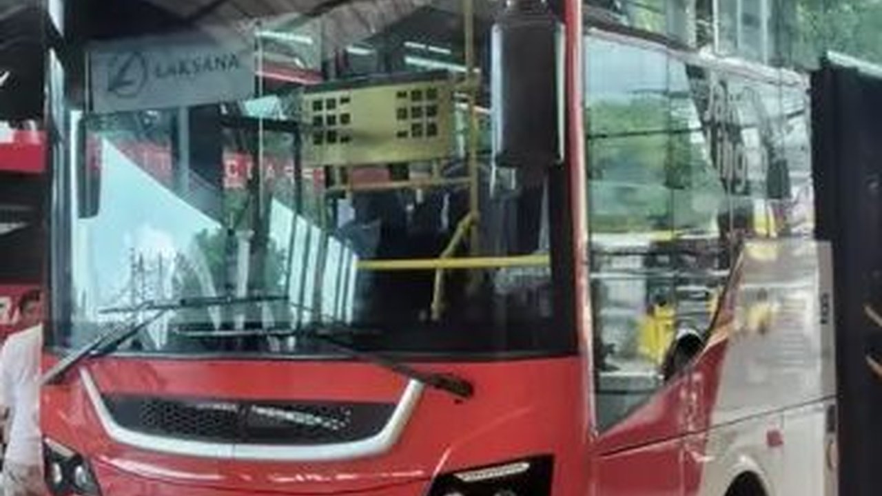 Pangkas Konsumsi Energi Fosil, BUMN Ini Gunakan Bus Listrik untuk Operasional Perusahaan