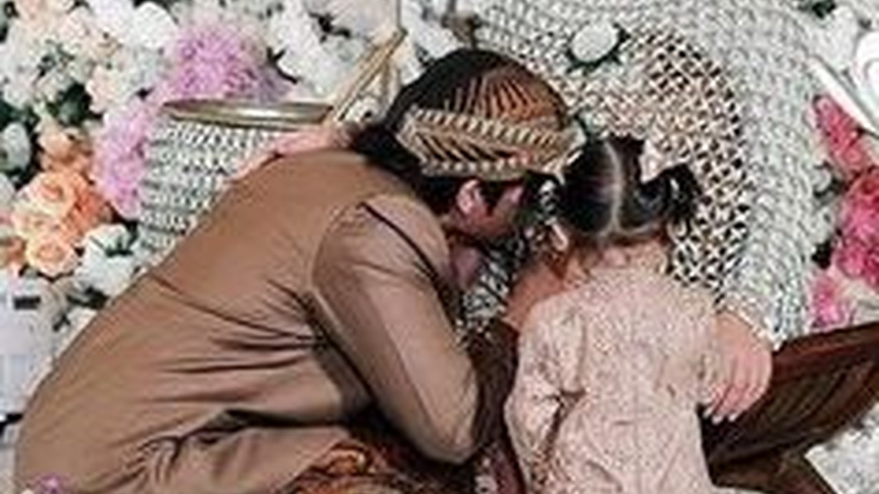 Pakai Kain Pelangi, 8 Foto Aurel Hermansyah di Acara 7 Bulanan Anak Ke-2, Bikin Netizen Salfok