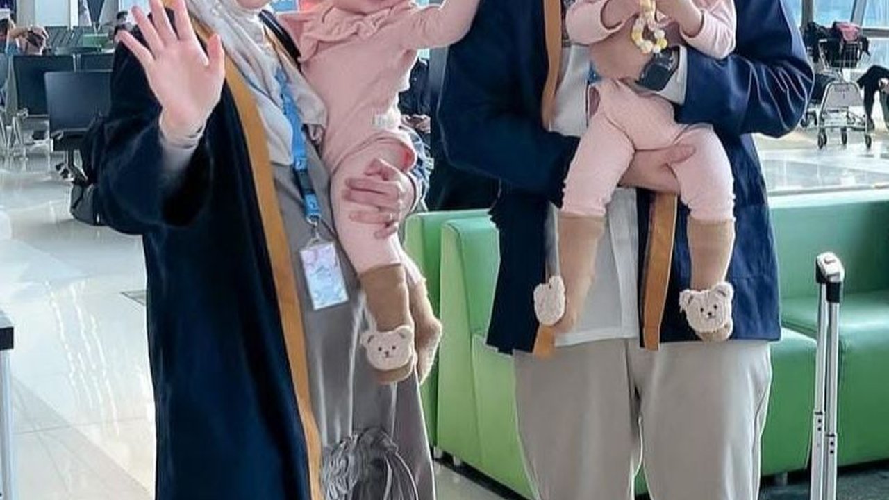 Potret Anisa Rahma Ajak Si Kembar Cantik Umrah Pertama Kalinya: Siap dengan Keheboohan Nanti