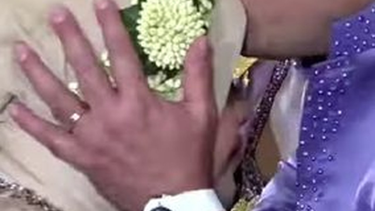 Momen Haru Aurel Hermansyah Sungkem dengan Raul Lemos, Dicium Kening Hingga Dibantu Berdiri