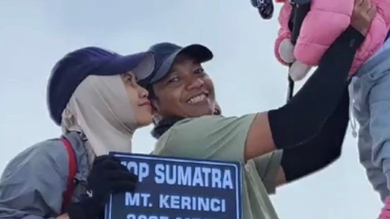 Viral Video Balita Diajak Mendaki Gunung, Begini Tanggapan Ayahnya