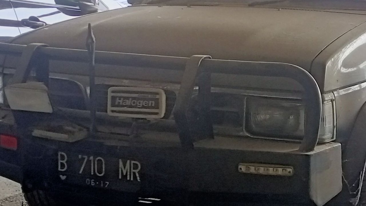 Penuh Debu dan Sarang Laba-Laba, Ini Potret Mobil Terparkir di Stasiun Bogor sudah 5 Tahun Lalu, Pemiliknya Misterius