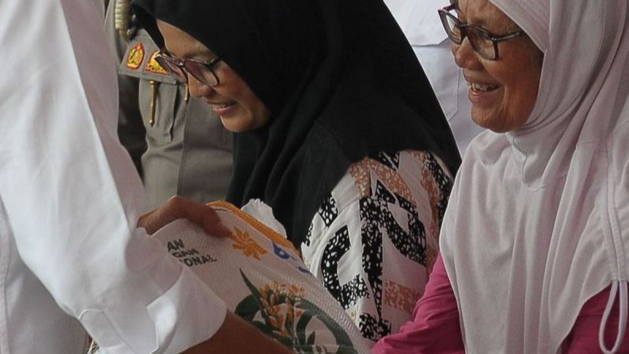 FOTO: Usai Pantau Persediaan Beras di Gudang Bulog, Jokowi Mulai Bagi-Bagi Sekarung Beras untuk Warga