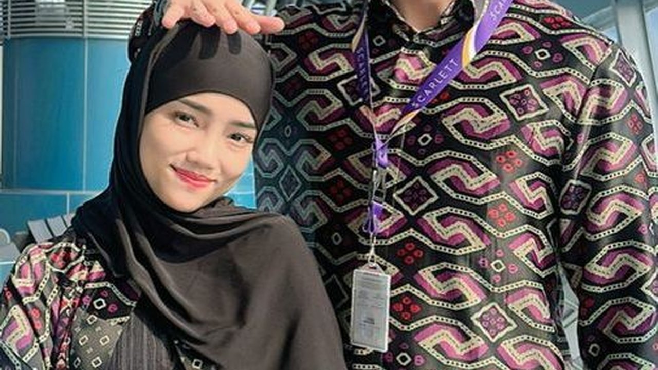 Berangkat Umrah ke Tanah Suci, ini Potret Fuji Tampil Berhijab Bikin Pangling