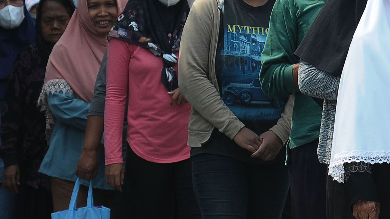 FOTO: Antrean Tertib Warga untuk Mendapatkan Bantuan Pangan 10 Kg Beras di Gudang Bulog