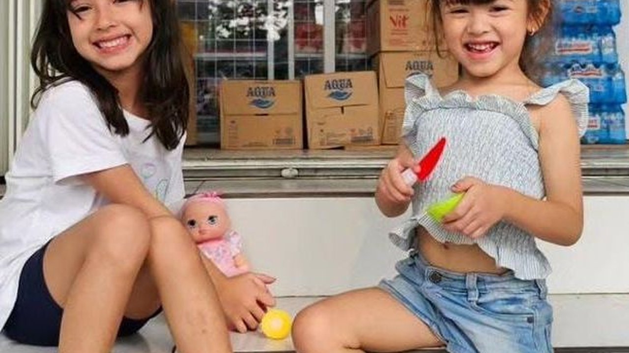 Potret Duo 'Bule Ciganjur' Anak Yasmine Wildblood Main di Halaman Mini Market, Netizen 'Rafathar Lihat Ada Cewek Cantik'