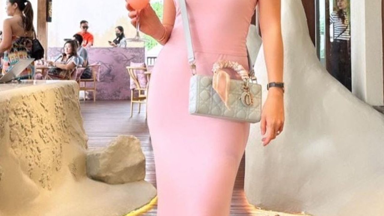 Pesona 'Hot Mom' Shandy Aulia Tampil Dalam Balutan Dress Pink yang Menawan, Disebut Kayak Barbie
