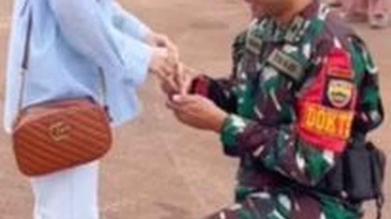 Dokter Cantik Tersipu Malu Disoraki Banyak Orang di Pelabuhan, Penyebabnya Prajurit TNI ini