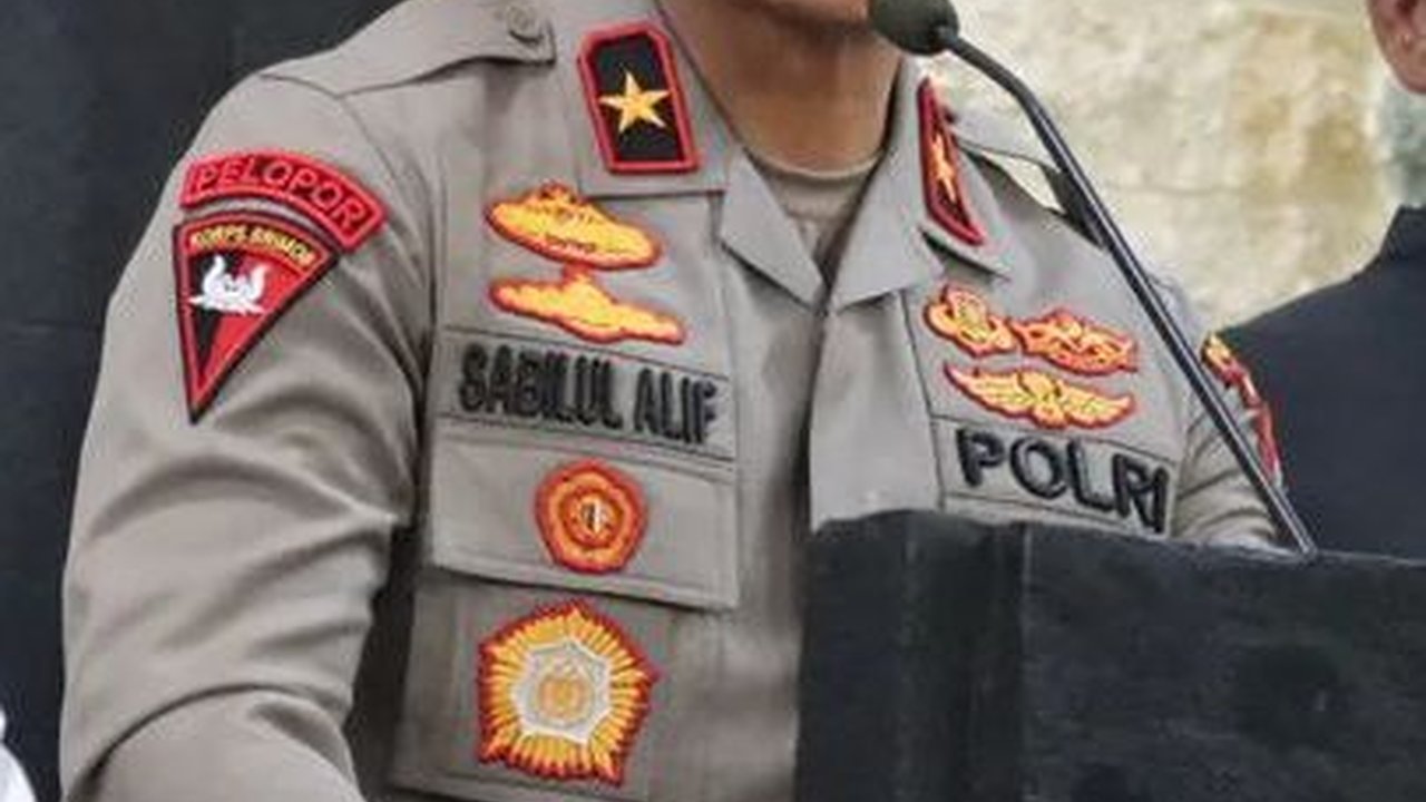 Bikin Merinding Pesan Mendalam Wakapolda Banten Tentang Kesederhaan, Saat Sambangi Rumah Bripka Eko